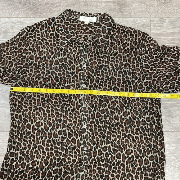 Two by Vince Camuto Long Sleeve Sheer Leopard Print Button Down High Low Top S - Picture 9 of 16